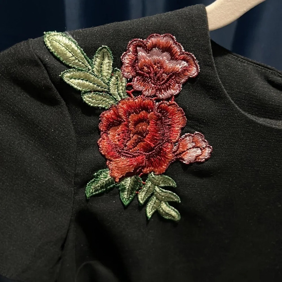BELLE Vere XS Black Blouse With Rose Embroidery - Picture 3 of 6
